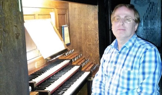 De Voorburgse organist Christian Faddegon krijgt de tinnen médaille (Médaille d’Etain) toegekend.