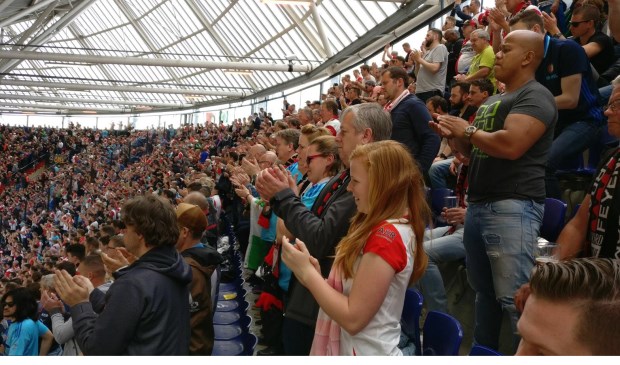 Ook veel dorpsgenoten waren in de Kuip. (Foto: BartP)