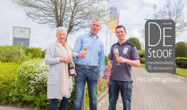 Mieke, Frans en Wouter Tielemans toosten op het nieuwe logo en de nieuwe uitstraling van De Stoof.