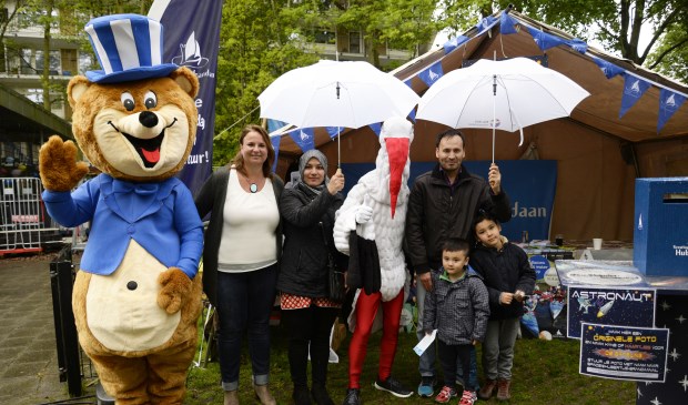 De prijswinnaars van de ooievaarswedstrijd met v.l.n.r.: Wethouder Nadine Stemerdink, Familie Jafari (foto: Esther Langendam).