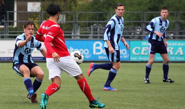 De ook (tijdelijk?) stoppende Scott Drabbe gaat duel aan; Forum Sport matchwinner Mike de Graaf en (nog) A-jeugdspeler Gijs Hebing zien toe (foto: AW).