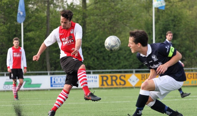 De niet aflatende en ijverige Jari de Jong (nu RKAVV; straks Scheveningen) probeert het tevergeefs met een schot van afstand (foto: AW).
