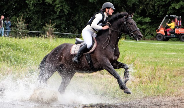 Ook de altijd spannende waterhindernis ontbrak natuurlijk niet tijdens de crosscountry, het spektakelstuk van de Samengestelde Wedstrijd (foto: Michel Groen).