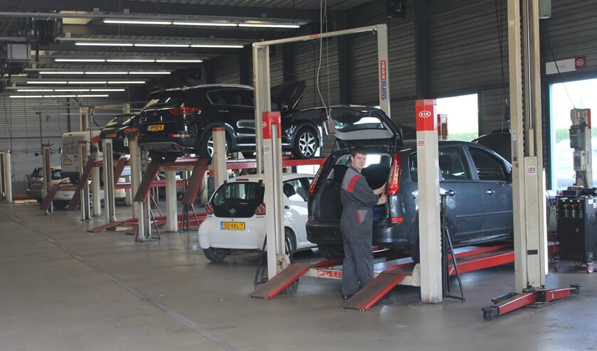 Raymond Driessen, eerste monteur i.o., repareert alle auto's op zijn eigen 'stekkie' in de professionele werkplaats.