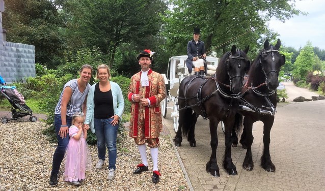 Guusje werd samen met Frances en Sanne opgehaald door een een sprookjeskoets (foto: pr Stichting Droomdag).