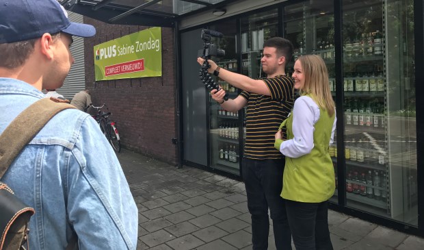 Manon van der Velden voor de camera.