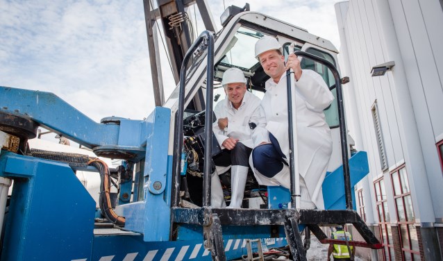 Leo van Dongen, directeur NS Techniek en Evert Lemmen, directeur Strukton Worksphere, boorden de laatste paal de grond in (foto: Nedtrain; Anne-Paul Roukema).