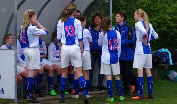 Monique (blauwe jas) rechts op de foto. Ze is momenteel hoofdtrainster bij DSVP.