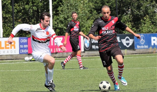 Karam Boukhari en Jordy de Wit (midden) waren zondagmiddag de enige twee nieuwe spelers bij RKAVV (foto: AW).