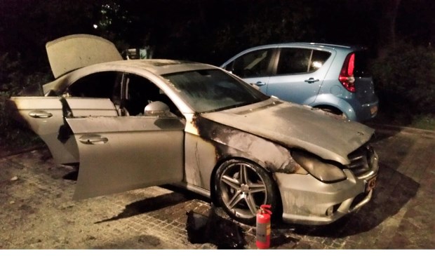 De auto raakte zeer zwaar beschadigd bij de brand (foto: politie Eenheid Den Haag, bureau LDVB).