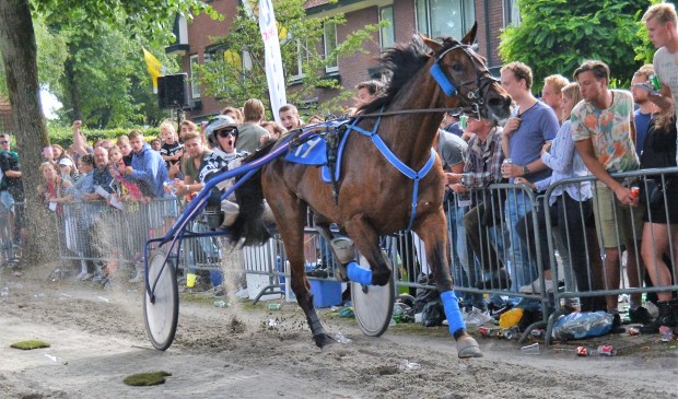 Wim van der Mespel stuurt Blue Diamond As in een volgepakt Santpoort naar de overwinning (foto: Kortebaandraverijen.nl).