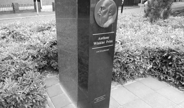 Het standbeeld aan de Laan van Nieuw Oosteinde nabij de plaats waar Winkler Prins heeft gewoond.