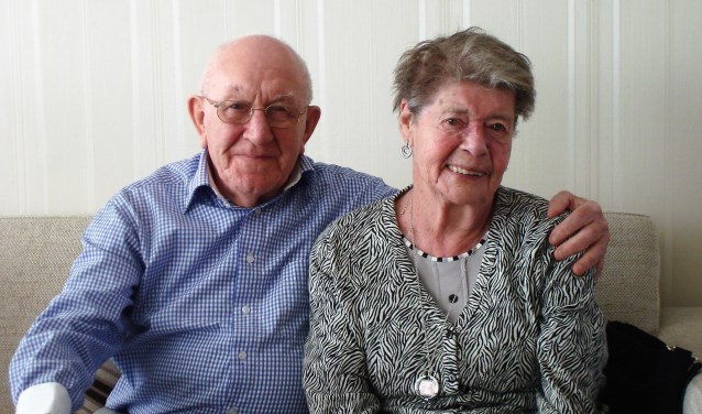 Het echtpaar Hofland-Lindhout zoals de meeste mensen in Leidschendam zich het bruidspaar zullen herinneren (familiefoto).