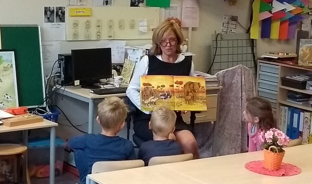 Wethouder De Ridder leest voor op de Zonnewijzer (foto: gemeente LDVB).