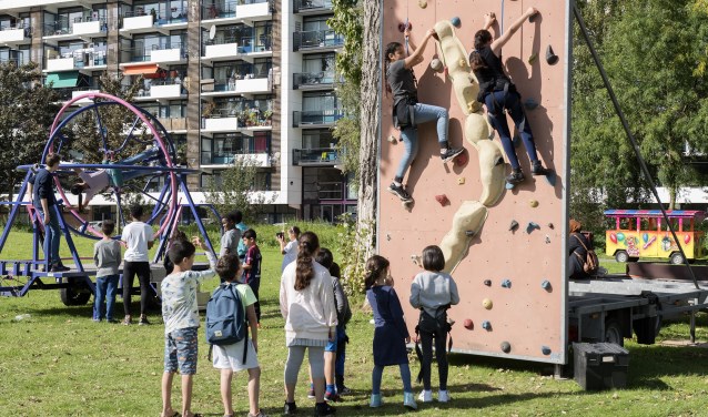 Klimmen op een spannende klimwand in De Prinsenhof (foto: Michel Groen).