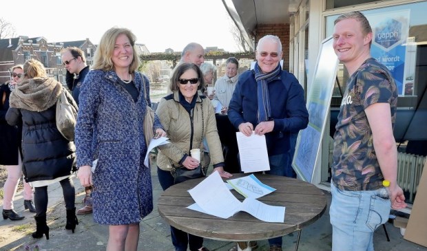 Wethouder Lia de Ridder tijdens een wandeling waarin de plannen voor de Klein Plaspoelpolder uiteen werden gezet (foto: Ot Douwes)