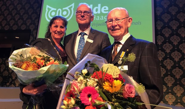 V.l.n.rLocoburgemeester Bianca Bremer, voorzitter Gilde J. Spoelstra, decorandus G.A. Raven.