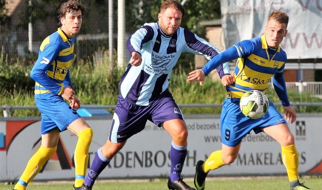 Forum Sport's centrale verdediger Gino Lauwers (midden; ex-RKAVV) speelde ijzersterk (foto: AW).