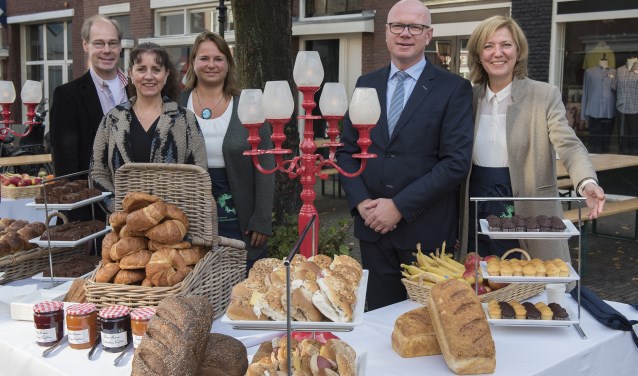 Burgemeester en wethouders serveerden in Voorburg het ontbijt aan de inwoners (foto: Michel Groen).