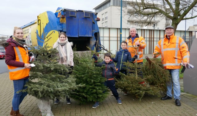 Regelmatig werden de ingeleverde kerstbomen door de dienst afval van de gemeente weggehaald. Foto: Jan van Es