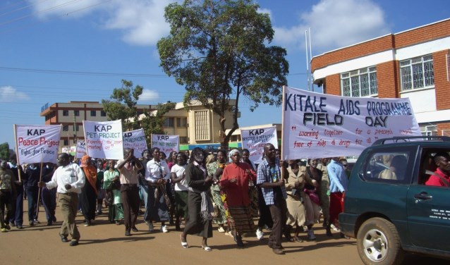 Een mars tegen de verspreiding van Aids in Kitale, Kenia (foto: pr).