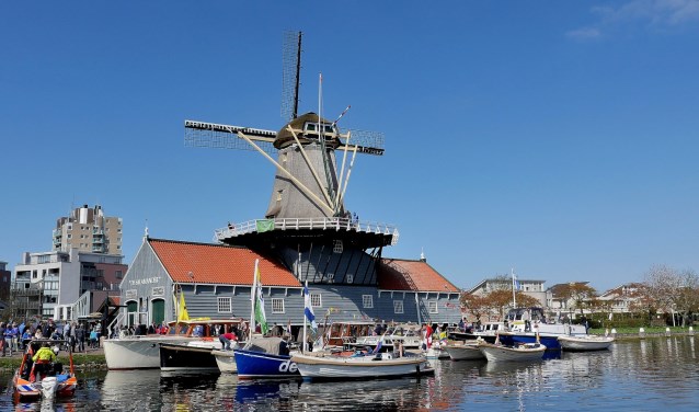 Opening van het toeristisch (vaar) seizoen op de Vliet bij houtzaagmolen De Salamander (foto: Ot Douwes).