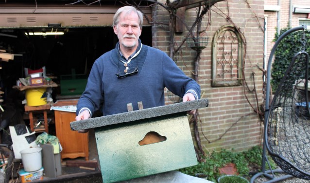 Martin van de Reep met een vogelkast die hij net heeft geschilderd (foto/tekst: DJ).