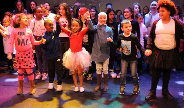 Kinderen van de Brede Scholen in Leidschendam showden hun talenten in de uitverkochte theaterzaal van Het Veur Theater (foto: SenW).