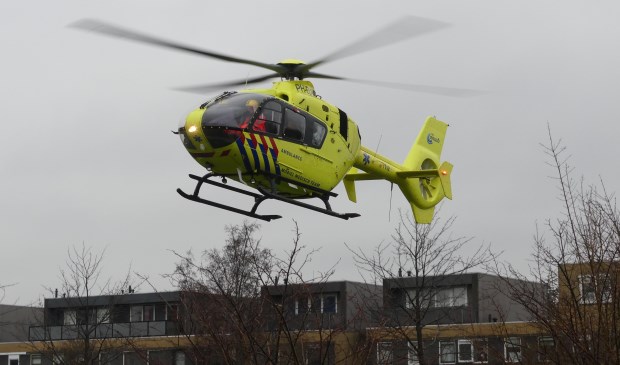 De traumaheli Lifeliner 2 landt op een veldje in Rokkeveen. Foto's: Floris Keyzer