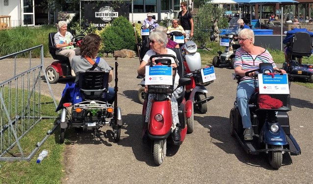 Samen met het met het Rode Kruis worden door het Platform Gehandicapten scootmobieltochten in de zomermaanden georganiseerd (archieffoto).