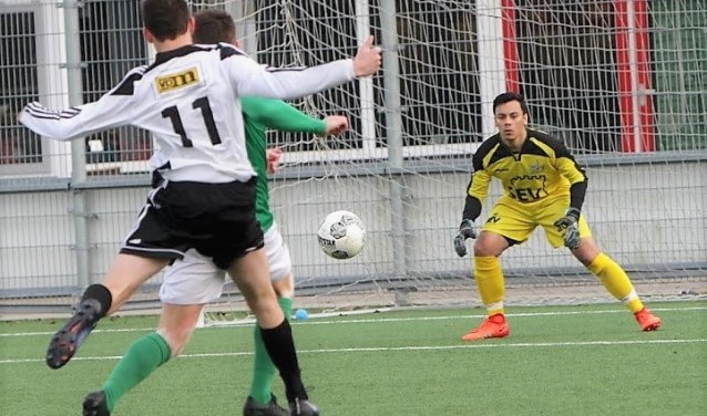Giovanni Belloni (SEV; ex-RKAVV) verving de geblesseerde keeper Björn Henrichs (foto: Rik Driessen).