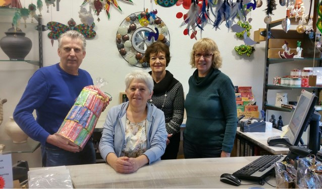 Ruud Mons neemt namens de Voedselbank 184 reepjes Tony Chocolonely in ontvangst. Foto: pr