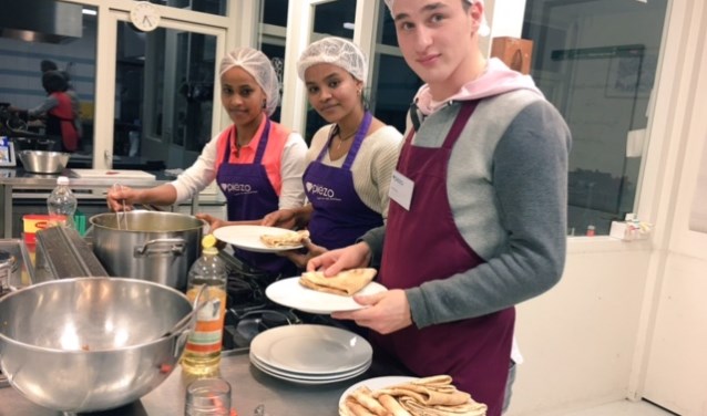 Jongeren koken voor wijkbewoners in Buytenwegh. Foto: Piëzo
