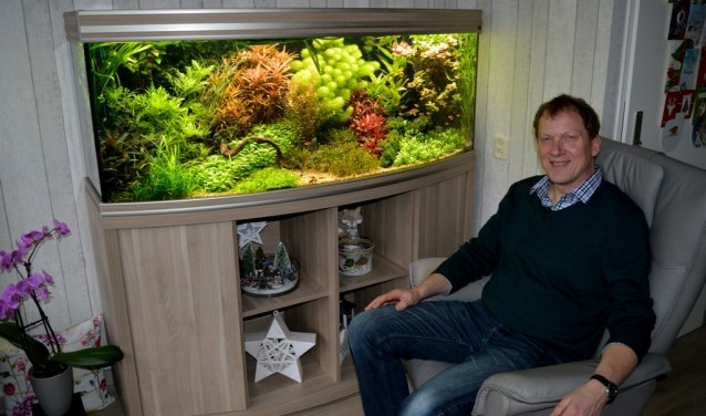 Oud-voorzitter Henk Bretveld geniet van zijn splinternieuwe prachtige aquarium. De Zoetermeerse aquariumvereniging PaluZee verzorgt in januari en februari de cursus Aquariumhouden 2018. Foto: pr