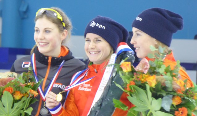 Yara van Kerkhof (m.) van IJsvereniging Zoetermeer: voor de tweede maal in haar carrière Nederlands Kampioen. Foto: Jan van Kerkhof.