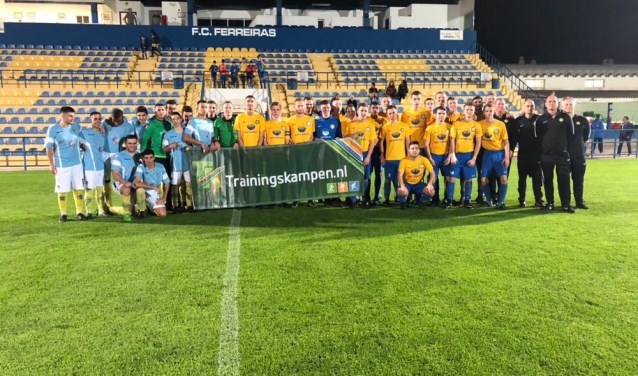 Het team JO19 van FC Zoetermeer in Portugal. Foto: pr