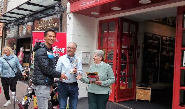 Tina Groen en Jacques Boonekamp hebben de 1000e bezoeker namens het HGOS een boek en een flesje aangeboden. Foto: pr