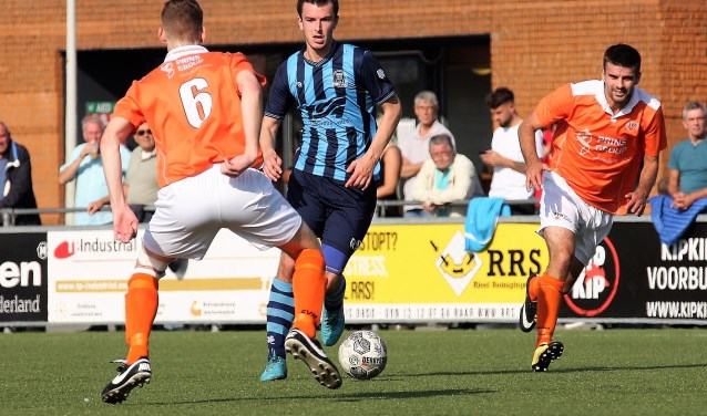 Nychel l'Ami (Forum Sport) scoorde 1-1 uit een vrije trap, maar S.V. Honselersdijk won (foto: AW).