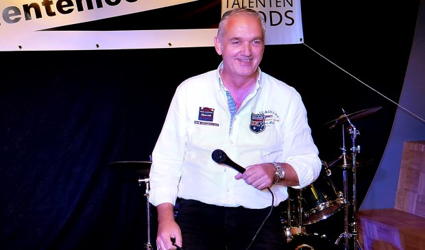 Fotograaf Michel Groen staat op het podium in theater Ludens. (Foto: Ot Douwes)