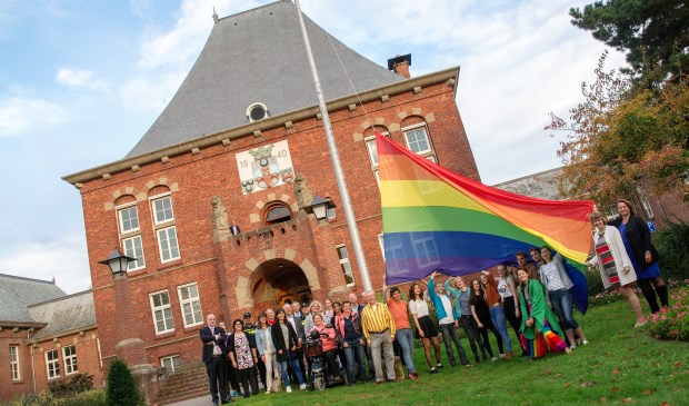 De regenboogvlag wordt gehesen bij het Leidschendamse gemeentehuis (foto: pr gemeente LDVB).