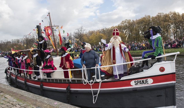 Half november komt Sinterklaas weer aan bij de sluis in Leidschendam en in de Huygenshaven te Voorburg (foto: Michel Groen).