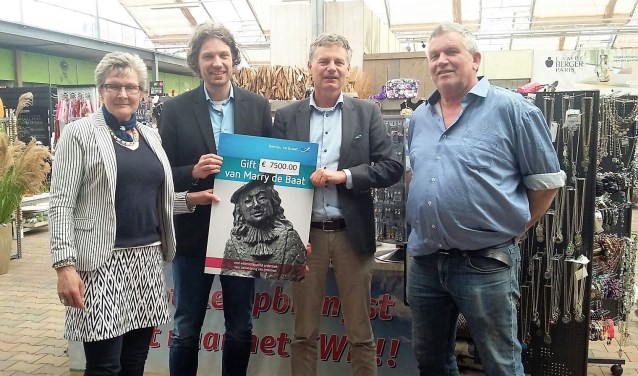 Marry de Baat overhandigt de cheque aan de twee artsen. Rechts haar echtgenoot Jaap de Baat van GroenRijk de Wilskracht (foto: pr)