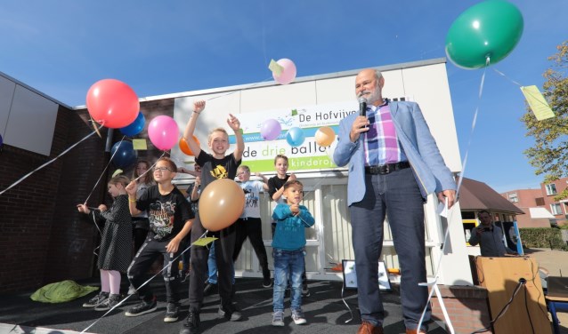 Vanwege dit feest mochten de leerlingen duurzame ballonnen oplaten. Foto: Jan van Es
