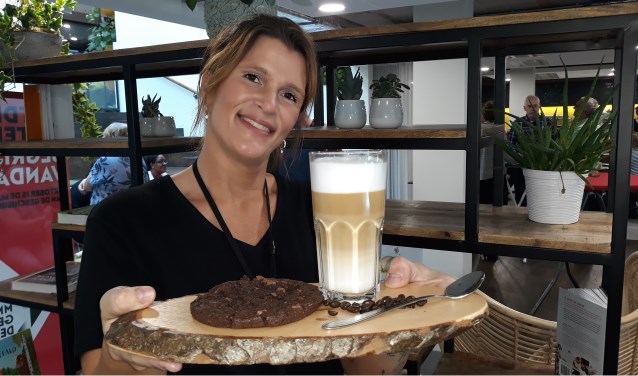 Het Forum Café is na een sluiting van enkele maanden een nieuwe koers ingeslagen onder leiding van de Bibliotheek. Foto: Bibliotheek Zoetermeer