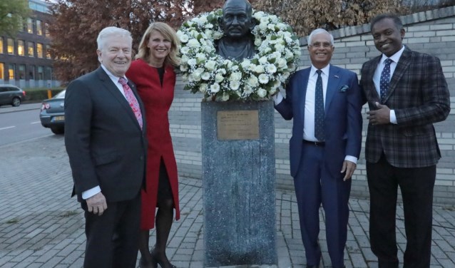 Oud-burgemeester Luigi van Leeuwen, wethouder Margreet van Driel, Bhadri Madan en Manohar Gangesh (v.l.n.r.). Foto: Jan van Es