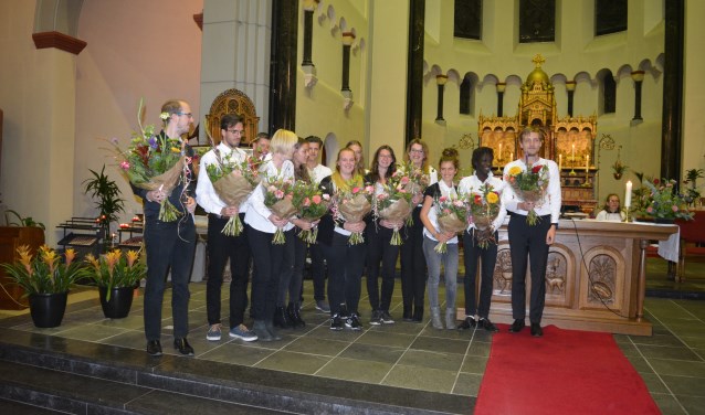 Het jonge koor was zaterdag goed op dreef en werd na afloop in de bloemen gezet.