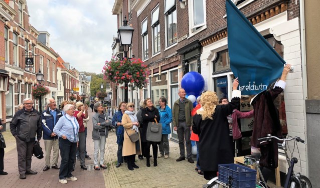 De gebroeders Huygens plaatsten de vlag bij de winkel en verklaarden de nieuwe winkel van WereldWinkel Voorburg voor geopend (foto: pr).