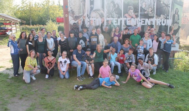 Jongeren en vrijwilligers maakten heel makkelijk met elkaar contact door gewoon met elkaar aan de slag te gaan. Foto: pr
