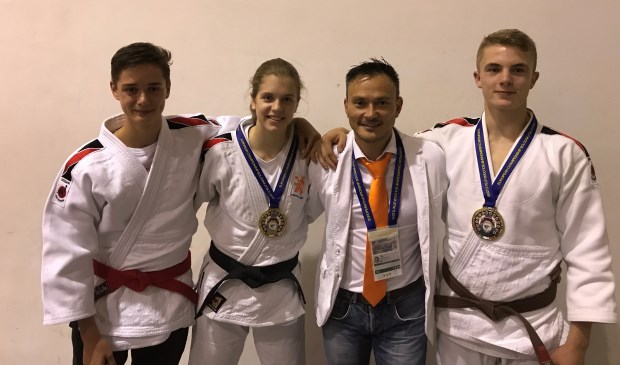 Europese kampioenen van Yotosama uit Zoetermeer met hun coach. Foto: pr
