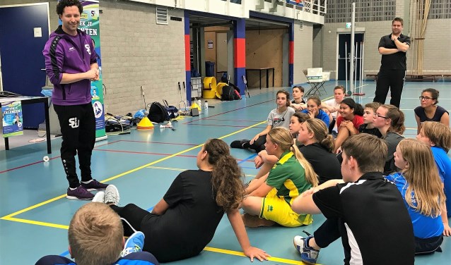 De kick off van de Sport Club Academy bij Badmintonclub Voorburg met links op de foto Werff Thomas (foto: pr SenW).